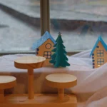 Une vitrine entre ciel et papier pour “Les Découvertes d’Alex”