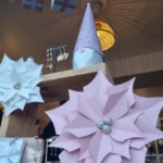 vitrine de noël papier rose et blanche