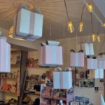 Une vitrine de Noël rose et blanche