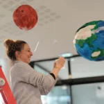 julia lorin mise en place de l&rsquo;exposition médiathèque saint-avé