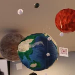 mise en place de l&rsquo;exposition médiathèque saint-avé